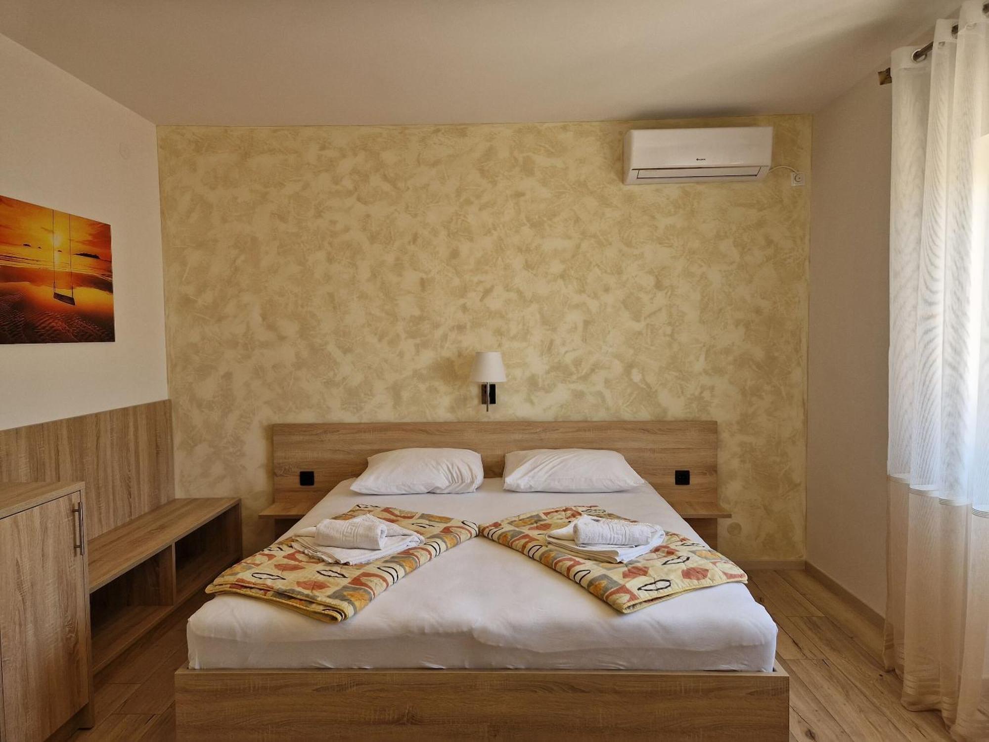 Apartment And Rooms Amenka ノヴァリャ エクステリア 写真